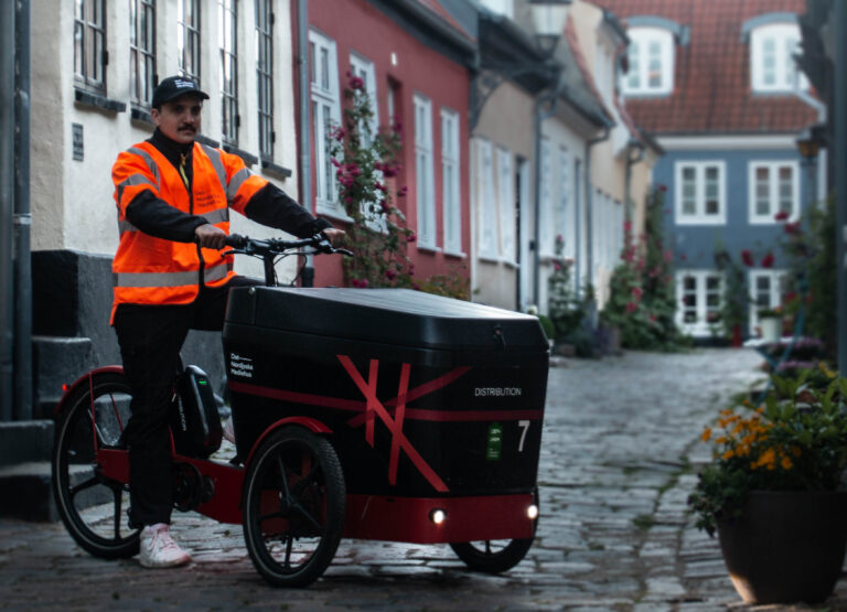 mand på distributioncykel
