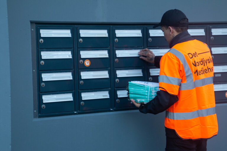 Man der afleverer i distributionpostkasser