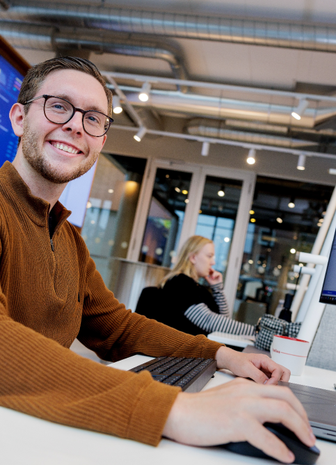 Tobias i en arbejdssituation ved computer