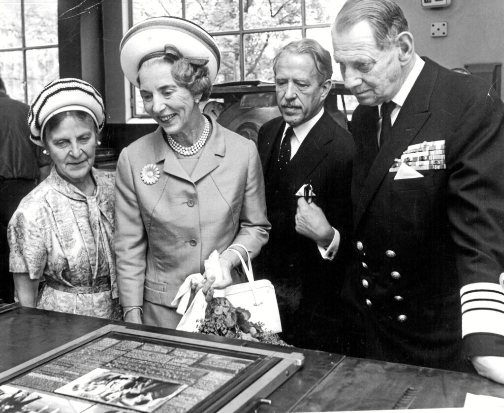 Kong Frederik, Dronning Ingrid, Prinsesse Margrethe og Prins Henrik fik en rundvisning.